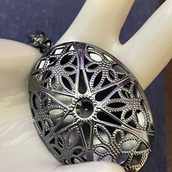 Hollow Open Locket - Picture 3 of 5